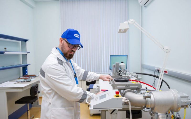 Не через тепло і не через звичку: ось чому кіт насправді спить біля господаря